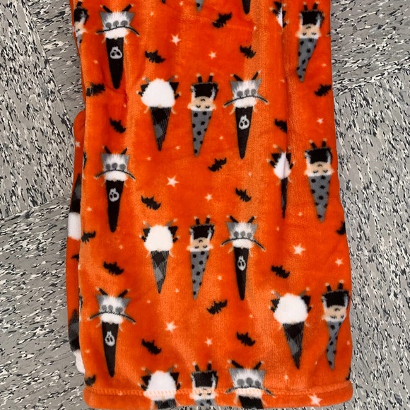 Berskshire Halloween Gnomes Bats Stars Decorative Plush Throw Blanket Spooky NEW - Picture 5 of 10